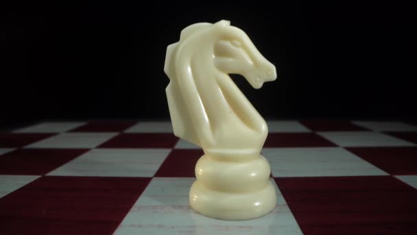 Macro scatto Dolly di figure scacchistiche in legno illuminazione davanti a sfondo nero. — Video Stock