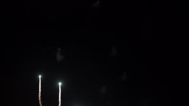 Hermoso espectáculo de fuegos artificiales en el día independiente. El mayor de los fuegos artificiales en el día de la celebración. 4K clip de maravilloso de fuegos artificiales para el fondo. Magníficos fuegos artificiales festivos en el Memorial Day. — Vídeos de Stock