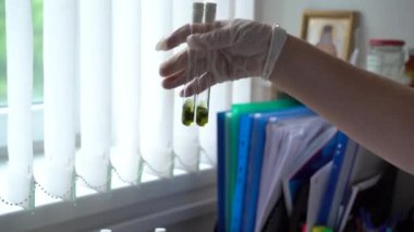 Moskow, Rusya - 23 Mayıs 2021: Kimyagerler laboratuvarda antiretroviral ilaçlar bulmak için kimyasalları karıştırdılar, kanda virüsü tespit etme deneyi yapıldı, potansiyel ilaç ve aşı geliştiricileri