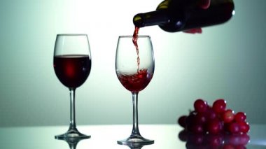 Beyaz arka planda kırmızı şarap kadehi..