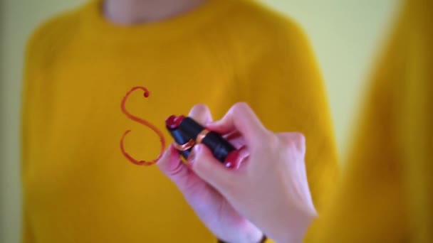 Женщина пишет слова на зеркале, высказывается против сексуального насилия, изнасилования и преследования — стоковое видео