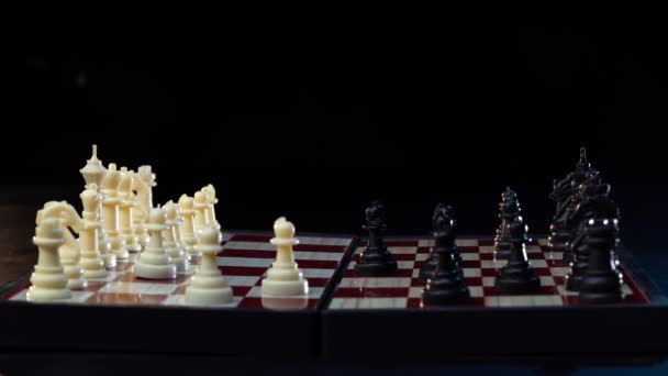 Nahaufnahme der Hand eines Mannes, der Schach spielt. Nahaufnahme eines Mannes, der sich im Schachspiel bewegt. Mann und Frau spielen Schach in einem Café. Zeitlupe. 4k Filmmaterial — Stockvideo
