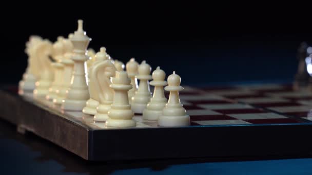 Primer plano de la mano de un hombre jugando al ajedrez. Primer plano del hombre que está haciendo movimiento en el juego de ajedrez. Hombre y mujer jugando ajedrez en un café. — Vídeos de Stock