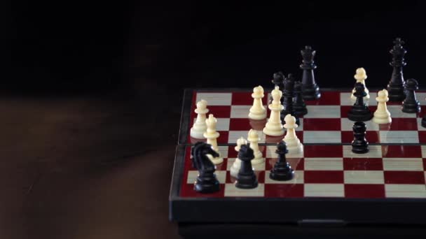 Hand affärsman flyttar schackfigur i konkurrens framgång spel. strategi, ledning eller ledarskap koncept. 4k — Stockvideo