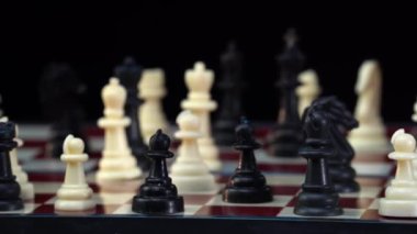 Satranç tahtası piyonları siyah arkaplanı kapatır. 4k