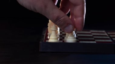 Satranç tahtası piyonları siyah arkaplanı kapatır. 4k