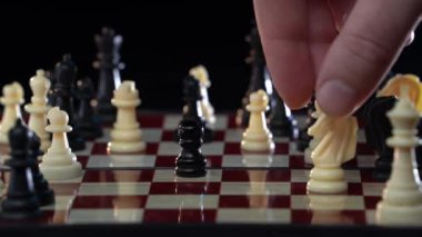 Satrançta bir piyon hamlesi. 4k görüntü