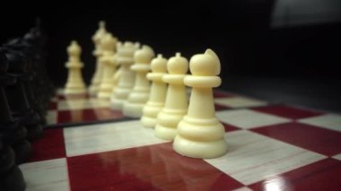Satranç tahtası parçaları stok görüntülerini çok yakından çekiyor. 4K 'da kaydır