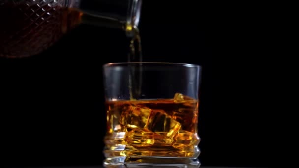 Whisky se nalije do skla ve zpomaleném filmu. 4k — Stock video