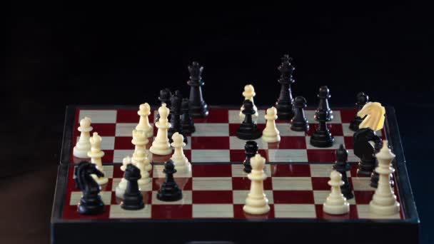 Detailní záběr ženský hráč udělá krok, šachové figurky rytíř udeří pěšáka. Intelektuální zábava v karanténě. 4k — Stock video
