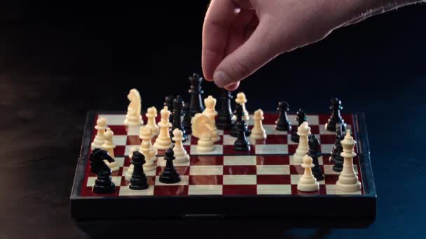 Close-up van Speler Hand Beweegt White Knight Chess Piece, op zoek naar beneden perspectief. 4k — Stockvideo