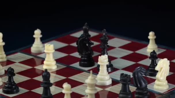 체스 게임 클로즈업. 금속 체스 말들 그리고 전동으로 첫 동작을 하는 사람의 손. 카메라는 체스 판을 따라 움직인다. UHD 4k 비디오. — 비디오
