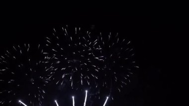 Soyut, yıldönümü, kutlama, 4. Bağımsızlık günü ve yeni yıl arkaplanı ya da duvar kağıdı için kumsalda renkli havai fişekler