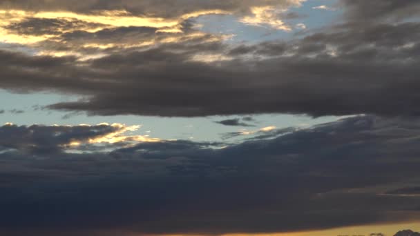 Coucher de soleil ciel nuages panorama. Coucher de soleil ciel nuages paysage panoramique. Panorama du coucher du soleil ciel nuageux. — Video