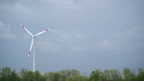 Moderne windmolens produceren elektrische energie langs contry weg, tekstruimte. — Stockvideo