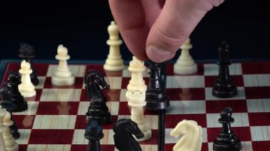 Satranç tahtası oyununun oyuncak bebek videosu. Satranç tahtası, strateji, akıllı ve iş dünyası kavramı. 4k