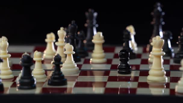 Mano di uomo d'affari in movimento figura scacchi nel gioco di successo concorrenza. strategia, gestione o concetto di leadership. 4k filmati — Video Stock