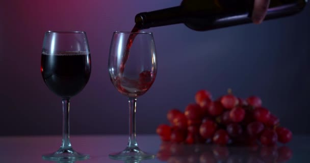 Вино. Червоне вино наливається в келих для вина на темному тлі. Конструкція кордону. Повільний рух 4K UHD відео 3840x2160 — стокове відео