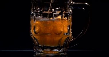 Hafif bira bardağa dökülüyor. Köpüklü ve köpüklü. Bira Dalgası Eğrisi Bir Cam İçinde Şekil