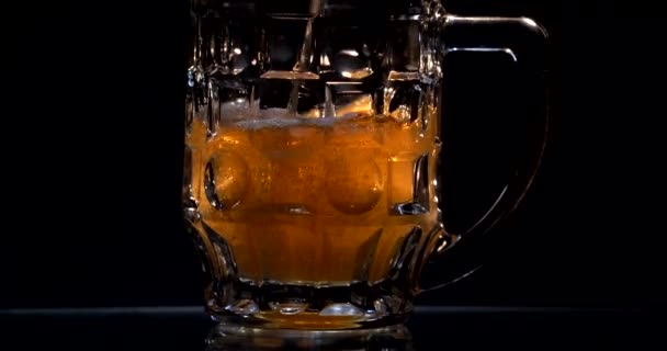 Birra leggera versata nel bicchiere. Con bolle e schiuma. Forma curva onda birra all'interno di un bicchiere — Video Stock