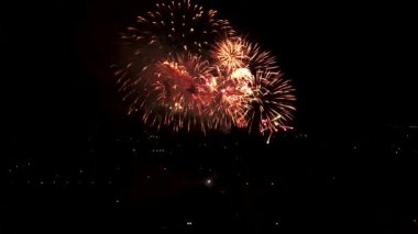 Gerçek Havai fişek gösterisi, renkli yeni yıl havai fişeği 4K dorne shot 'ı. Tatili kutlayın.
