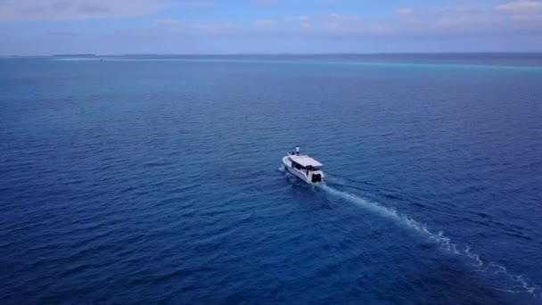 Aerial drone śledzenia wideo luksusowy jacht rejs w głębokim błękitnym otwartym oceanie morza. Tropikalny. Ocean Atlantycki. Pomiędzy Dominikanami a Bahamami. Morze Karaibskie — Wideo stockowe