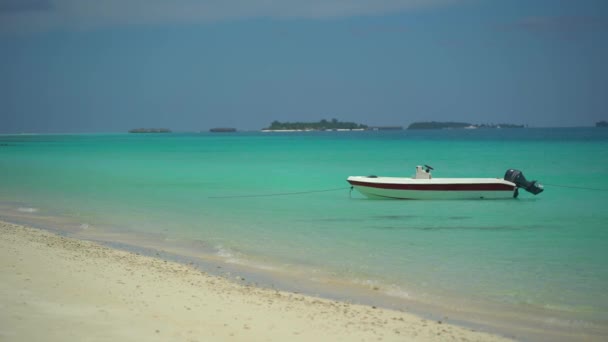 Tajlandia łodzie turystyczne na brzegu morza tropikalnej wyspy w pobliżu Krabi i Phuket. Przeznaczenie podróży w tle egzotycznej Azji — Wideo stockowe