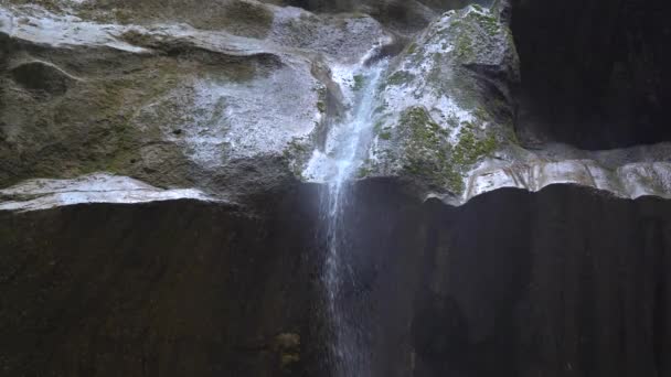 Kegon Vattenfall i höst träd färgglada vattenfall från sjön Chuzenji i Nikko nationalpark, Vackra på hösten löv koyo säsongen på Tochigi, Japan. Fantastiskt vattenfall gömt i tropiskt regn — Stockvideo