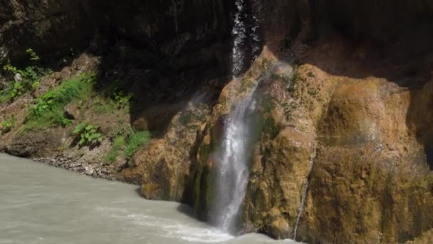 Güçlü nehirleri ve akan ve dökülen nehirleri olan güzel bir vadi manzarası. Şelalenin manzarası. Doğa. Yaz. Su akışı — Stok video