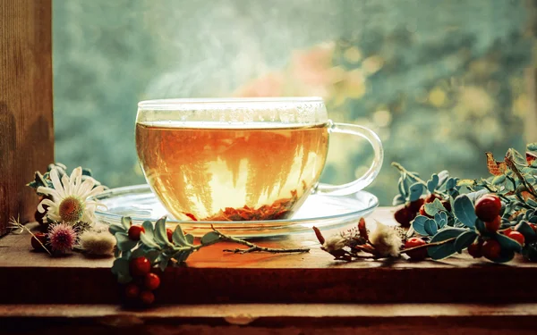 Une tasse de thé chaud sur un rebord de fenêtre — Photo