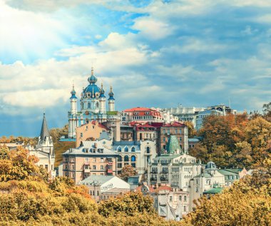 Ukrayna, Kiev başkenti. Andrew's Kilisesi. Kiev. Ukrayna bayrağı renkleri .