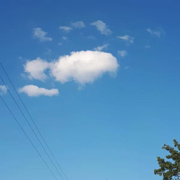 Gökyüzü mavi ve beyaz bir bulut