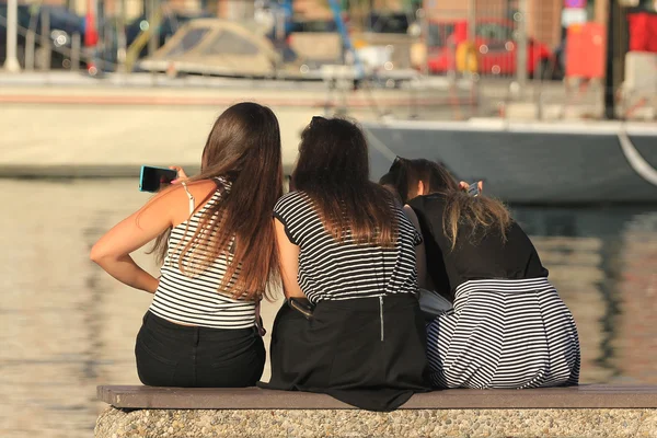 selfie kızlar var