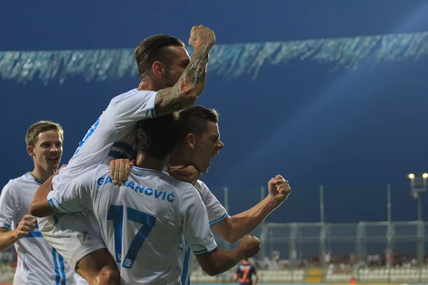 futbol oyuncuları gol kutluyor