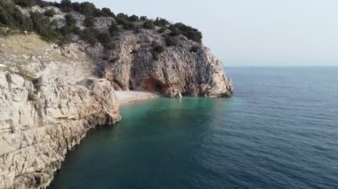 Güzel kumsal manzarası ve açık mavi adriyatik deniz.