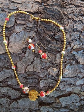 Ağaç kabuğunda eşsiz bir el yapımı kolye.