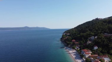 Büyük kumsal ve tepelerin havadan görünüşü