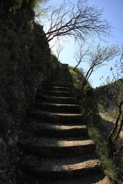 eski taş merdivenle