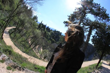 Genç kadının saç rüzgarda