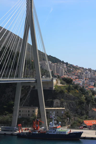 Modern bir köprü altında deniz yolu