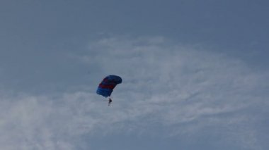 parachuter düşmek gökten