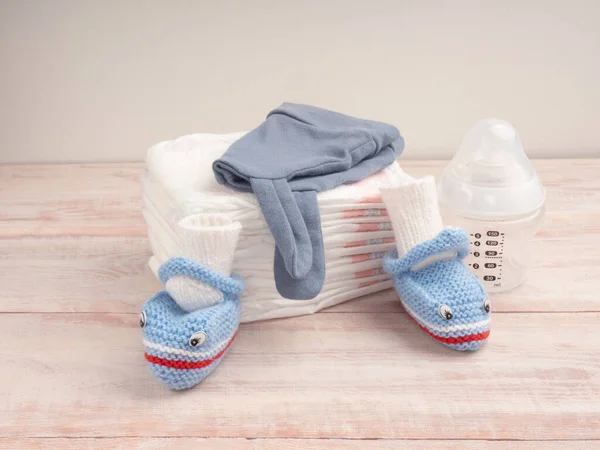 Baby Blauwe Gebreide Schoenen Luiers Een Fles Voor Water Dop — Stockfoto