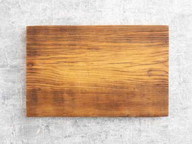 Beyaz beton arka planda kahverengi tahta kesme tahtası. Diyet ve kilo kaybı kavramı