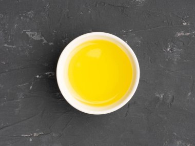 Siyah beton arka planda seramik kasede bal var. Sağlıklı yeme kavramı