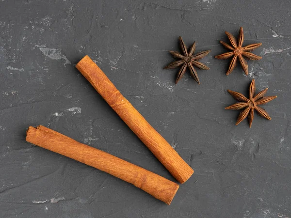 Yıldız anason, siyah beton arka planda tarçın. Sağlıklı yeme kavramı