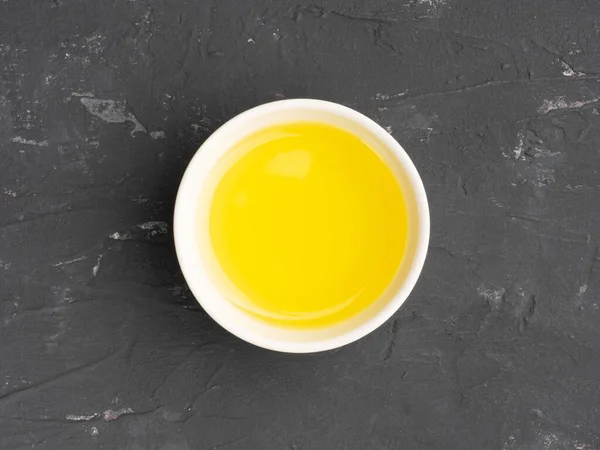 Siyah beton arka planda seramik kasede bal var. Sağlıklı yeme kavramı