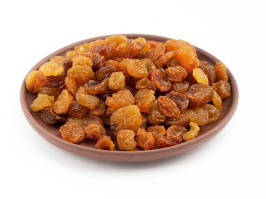 Beyaz üzerine kil tabakta kuru üzüm. Sağlıklı beslenme konsepti. Makro