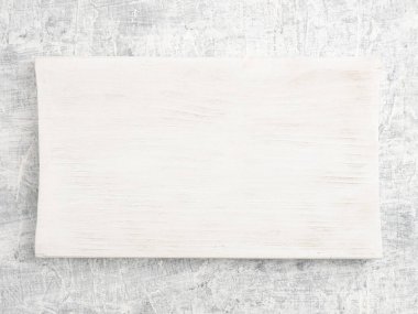 Beyaz beton arka planda beyaz tahta kesme tahtası. Diyet ve kilo kaybı kavramı