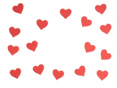 Kırmızı kalplerden kopyalanmış beyaz arka planda bir desen. Aşk konsepti