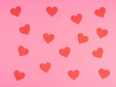 Pembe arka planda kırmızı kalplerden bir desen. Aşk konsepti